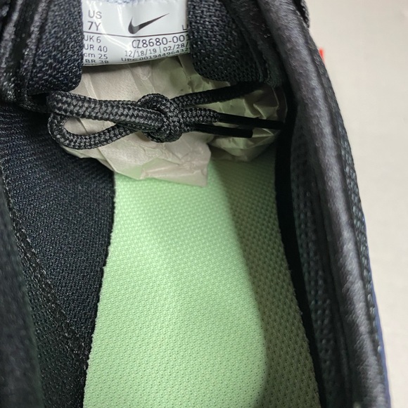 Nike Air Max Axis size 7Y - Picture 13 of 16